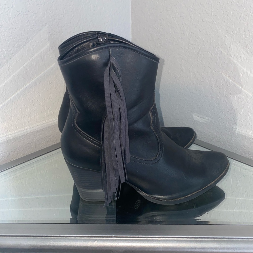 Size 8.5 Black fringe cowgirl boots